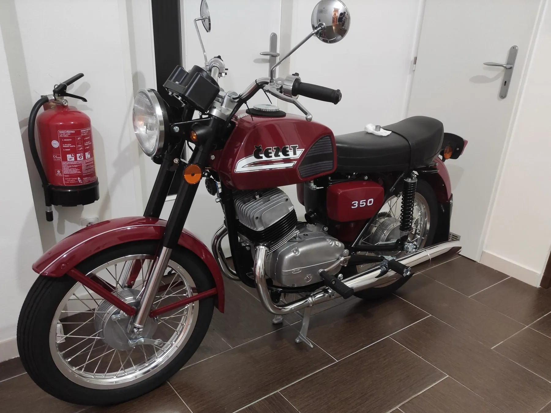 Renovovaný červený motocykl ČZ 350/472
