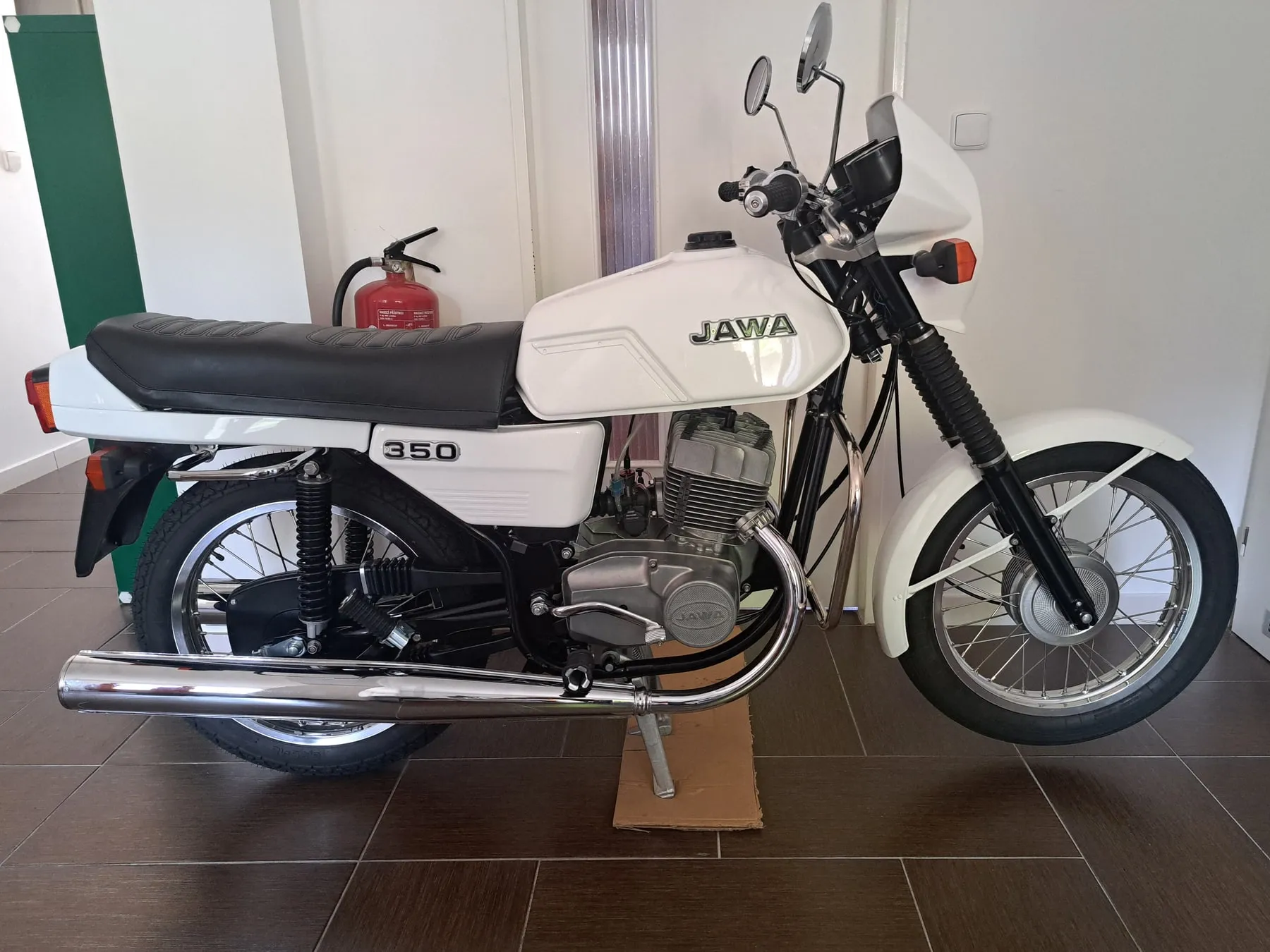 Bílá Jawa 350/638 z bočního pohledu