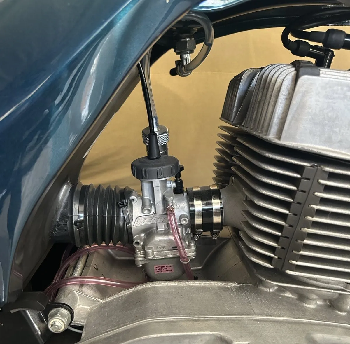 Jeden karburátor namontovaný na motoru motocyklu Jawa