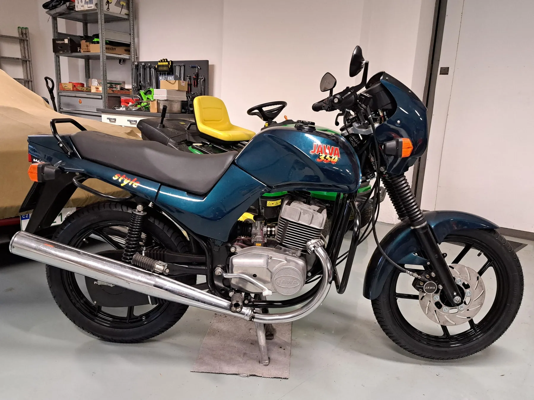 Modrá Jawa 350/640 v dílně